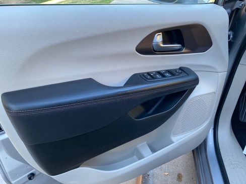 Used 2017 Chrysler Pacifica Touring-L image 14