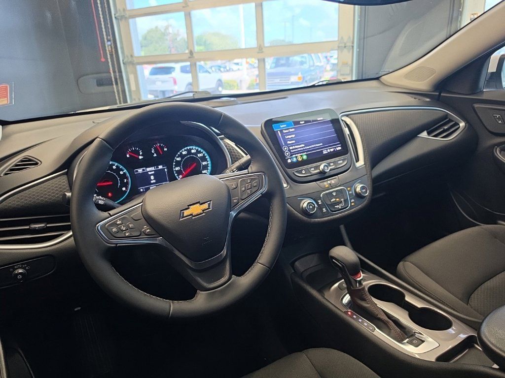 Used 2025 Chevrolet Malibu RS FWD image 18