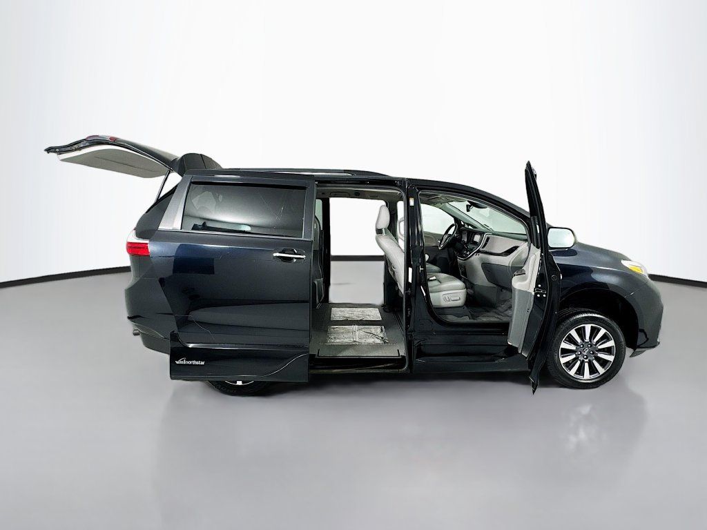 Used 2018 Toyota Sienna Limited FWD image 28