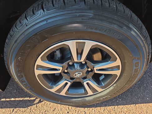 Certified 2019 Toyota Tacoma TRD Sport AWD/4WD image 9