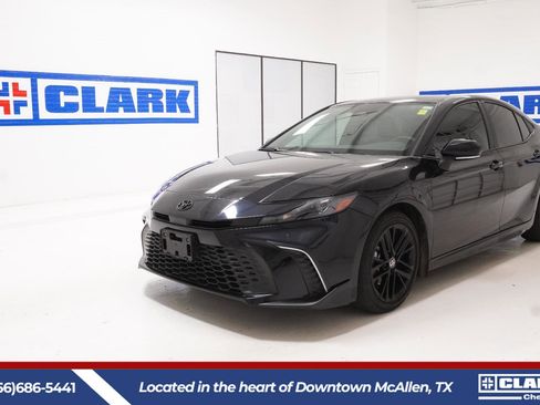 Used 2025 Toyota Camry SE FWD image 1
