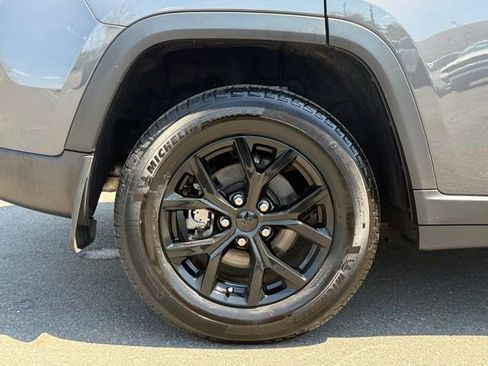 Used 2024 Jeep Grand Cherokee Altitude AWD/4WD image 19