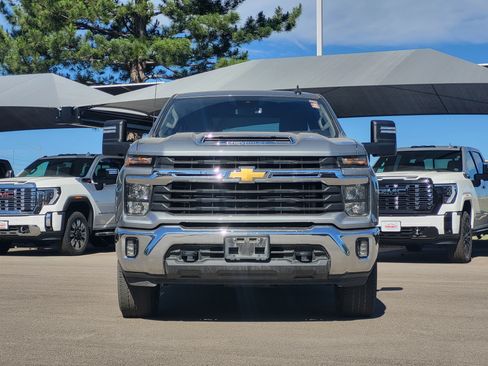 Used 2024 Chevrolet Silverado 2500 LT AWD/4WD image 2