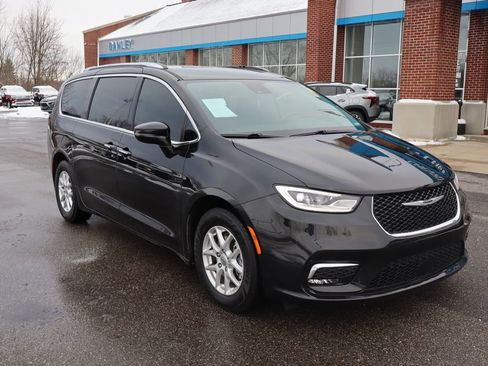Used 2021 Chrysler Pacifica Touring-L w/ Uconnect Theater Family Group image 4