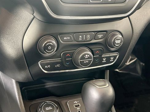 Used 2022 Jeep Cherokee Latitude Lux image 15