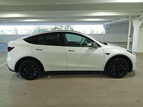 Used 2024 Tesla Model Y Long Range RWD image 4