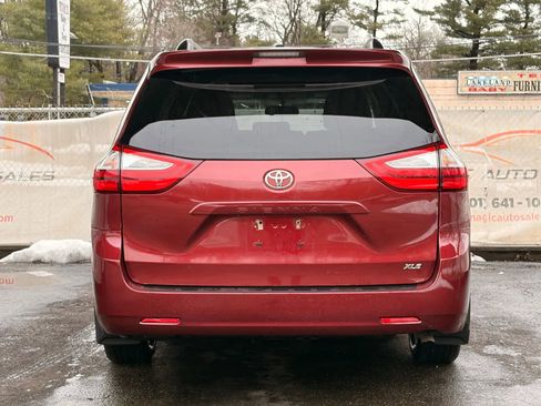 Used 2016 Toyota Sienna XLE image 10