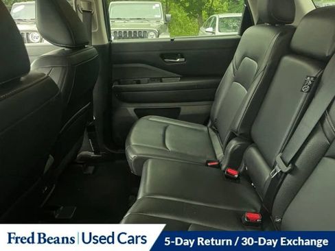 Used 2024 Nissan Pathfinder SL AWD/4WD image 16