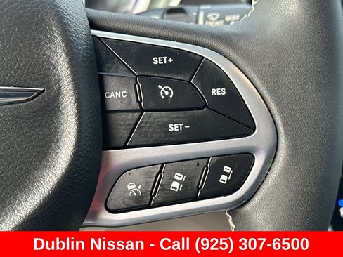 Used 2022 Chrysler Pacifica Touring-L FWD image 40