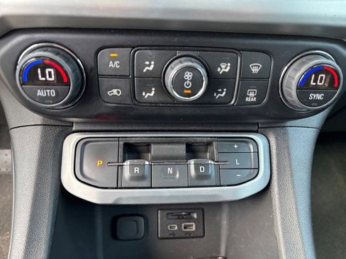 Used 2023 GMC Acadia SLT image 19