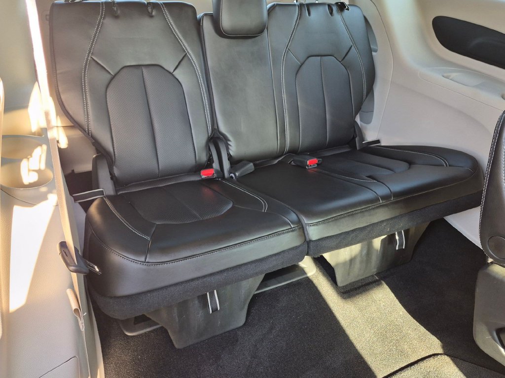 Used 2024 Chrysler Pacifica Touring-L FWD image 26