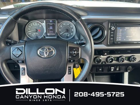 Used 2018 Toyota Tacoma SR5 AWD/4WD image 14