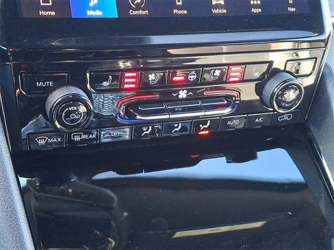 Used 2024 Jeep Grand Cherokee Overland w/ Luxury Tech Group IV image 15