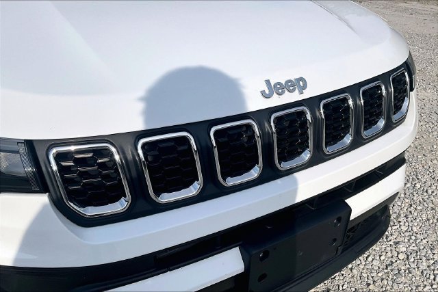 Used 2025 Jeep Compass Latitude w/ Sun & Sound Group AWD/4WD image 28