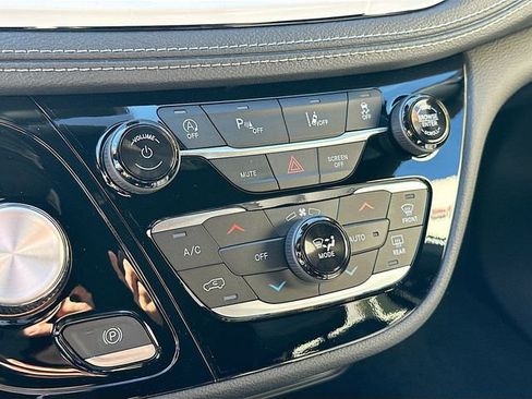 New 2026 Chrysler Pacifica Select image 15