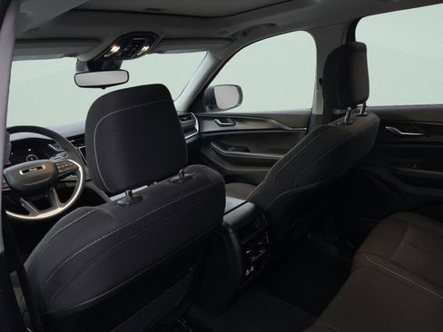 Used 2023 Jeep Grand Cherokee Laredo X image 25