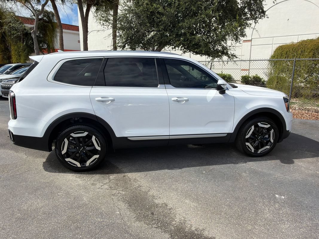 Used 2023 Kia Telluride EX w/ EX Captain's Chair Package FWD image 6