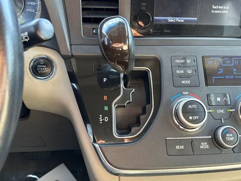 Used 2017 Toyota Sienna XLE image 21