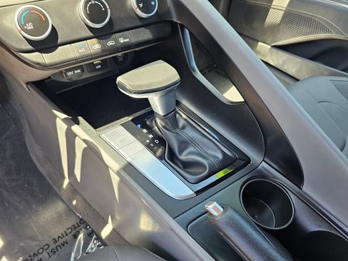 Certified 2025 Hyundai Elantra SE FWD image 29