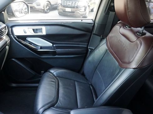 Used 2023 Ford Explorer Platinum w/ Technology Package AWD/4WD image 39
