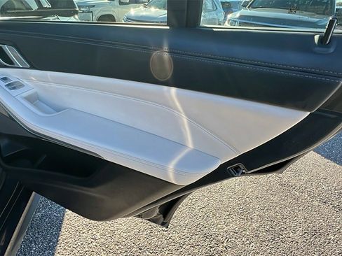 Used 2022 BMW X7 M50i image 19