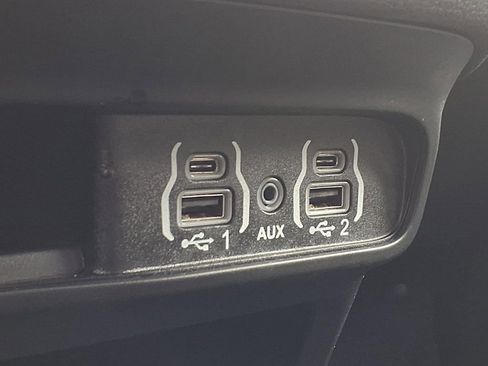 Used 2025 Chrysler Pacifica Select image 24