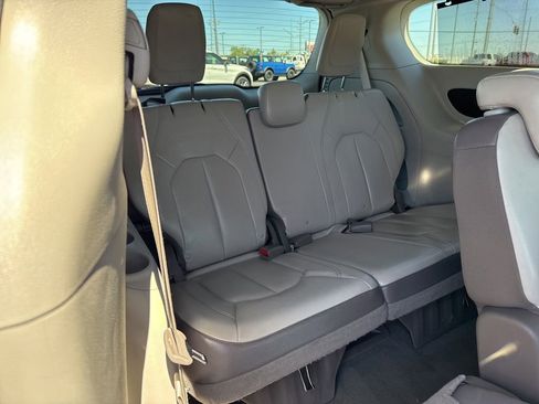 Used 2017 Chrysler Pacifica Touring-L FWD image 21