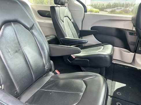 Used 2021 Chrysler Pacifica Touring-L FWD image 11