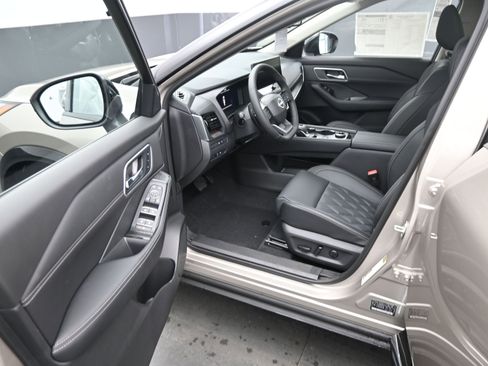 New 2026 Nissan Rogue Platinum image 10