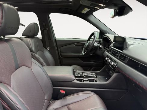 Used 2025 Honda Pilot Black Edition image 14