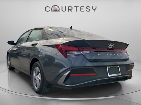 New 2026 Hyundai Elantra SE image 3