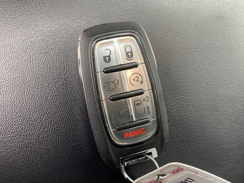 Used 2024 Chrysler Pacifica Touring-L FWD image 21