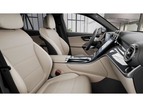 Used 2025 Mercedes-Benz GLC 300 image 4