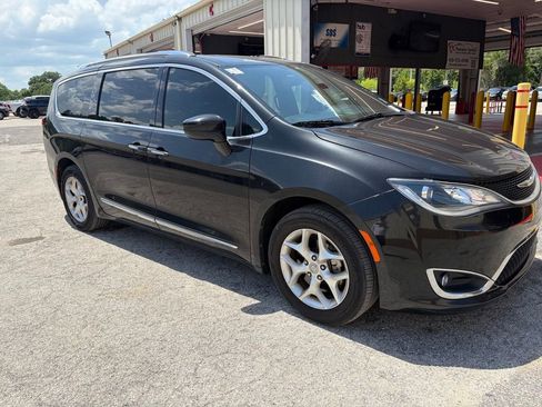 Used 2020 Chrysler Pacifica Touring-L FWD image 6