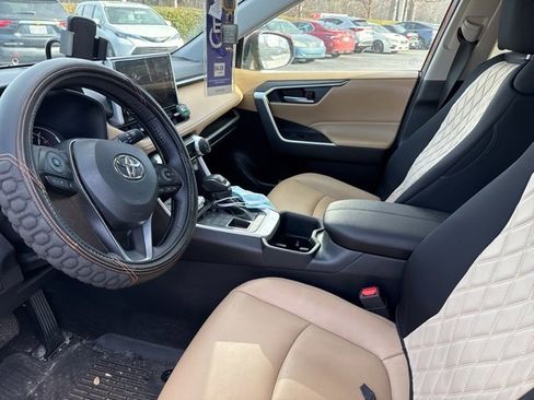Used 2023 Toyota RAV4 XLE Premium image 7