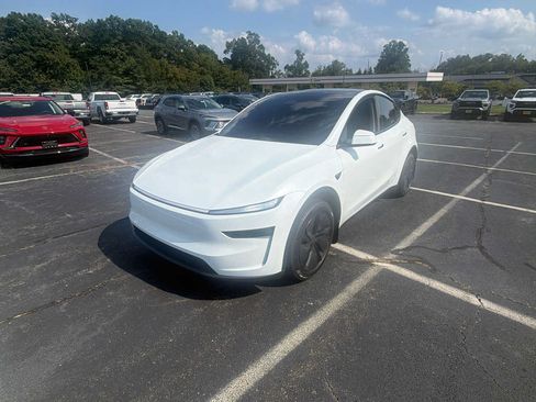 Used 2026 Tesla Model Y Long Range AWD/4WD image 1
