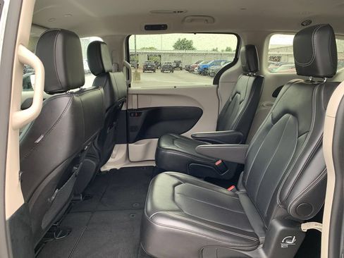 Used 2024 Chrysler Pacifica Touring-L FWD image 18