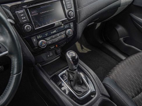 Used 2018 Nissan Rogue SV w/ Premium Package image 15