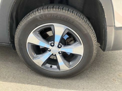 Used 2019 Jeep Cherokee Limited AWD/4WD image 12