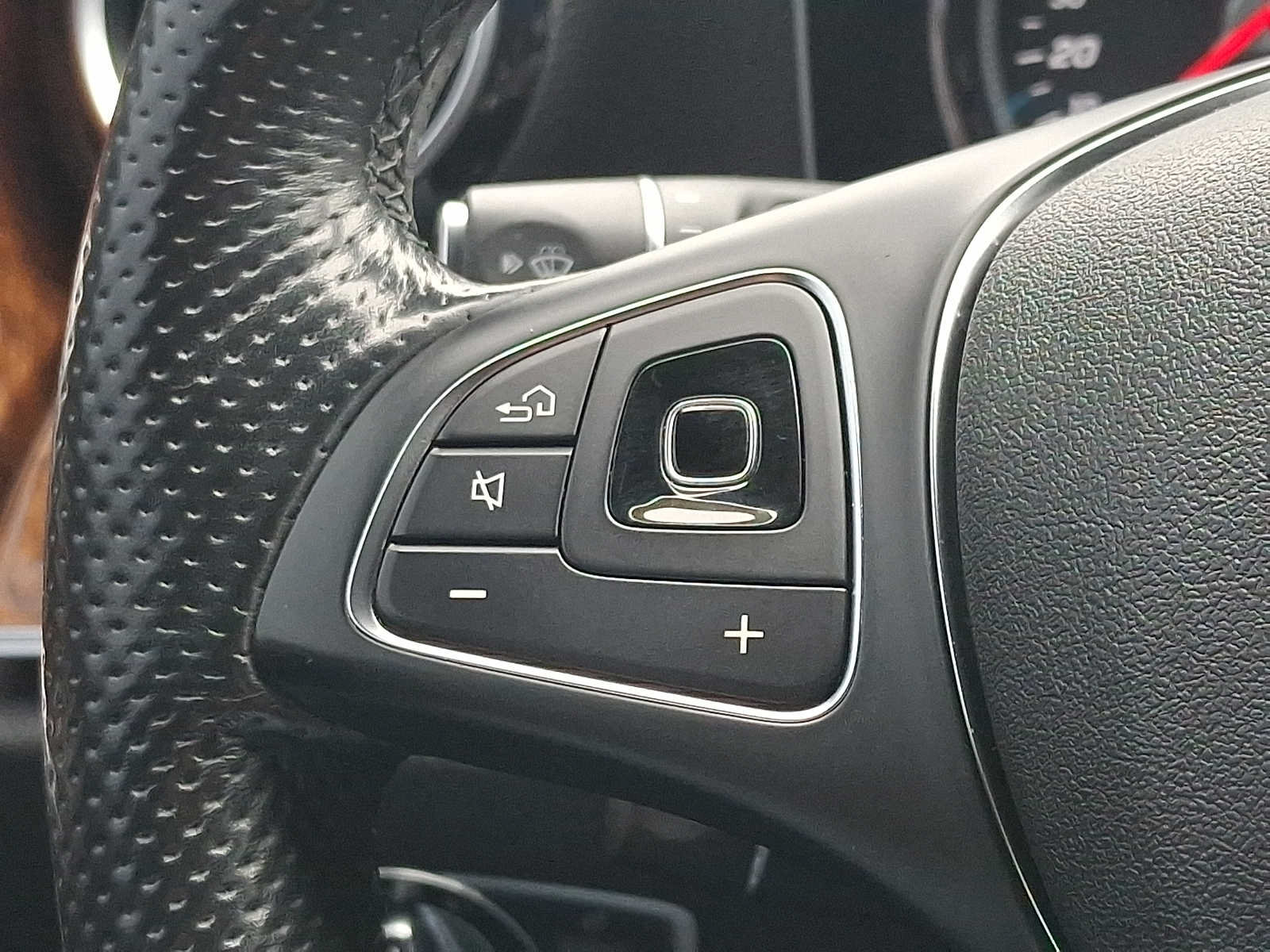Used 2017 Mercedes-Benz E 300 4MATIC image 21