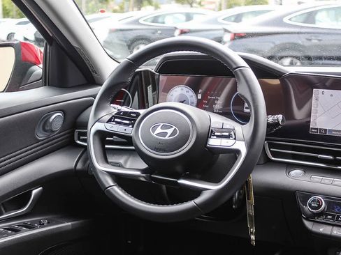 Certified 2025 Hyundai Elantra SEL FWD image 19