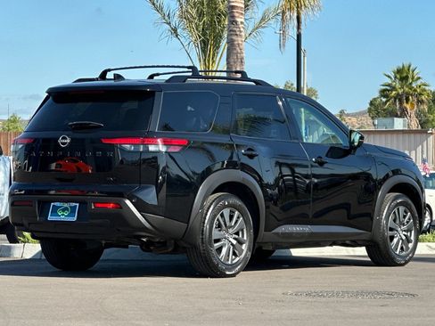Used 2022 Nissan Pathfinder SV w/ SV Black Package FWD image 4