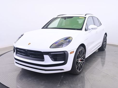Certified 2024 Porsche Macan S AWD/4WD image 1