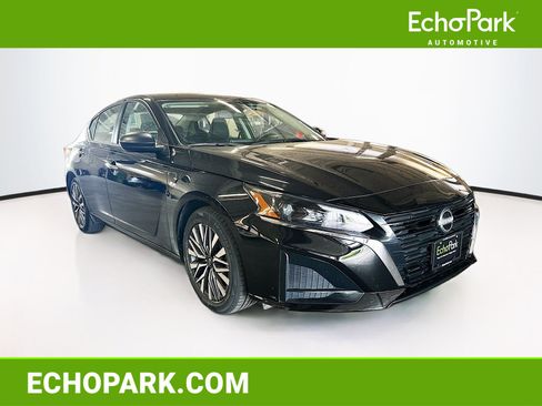 Used 2025 Nissan Altima 2.5 SV FWD image 1
