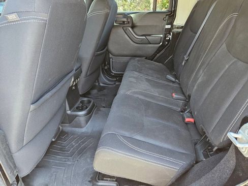 Used 2018 Jeep Wrangler Unlimited Sahara image 16