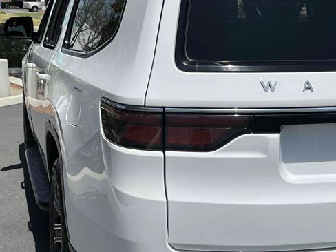 Used 2024 Jeep Wagoneer L Series II RWD image 20