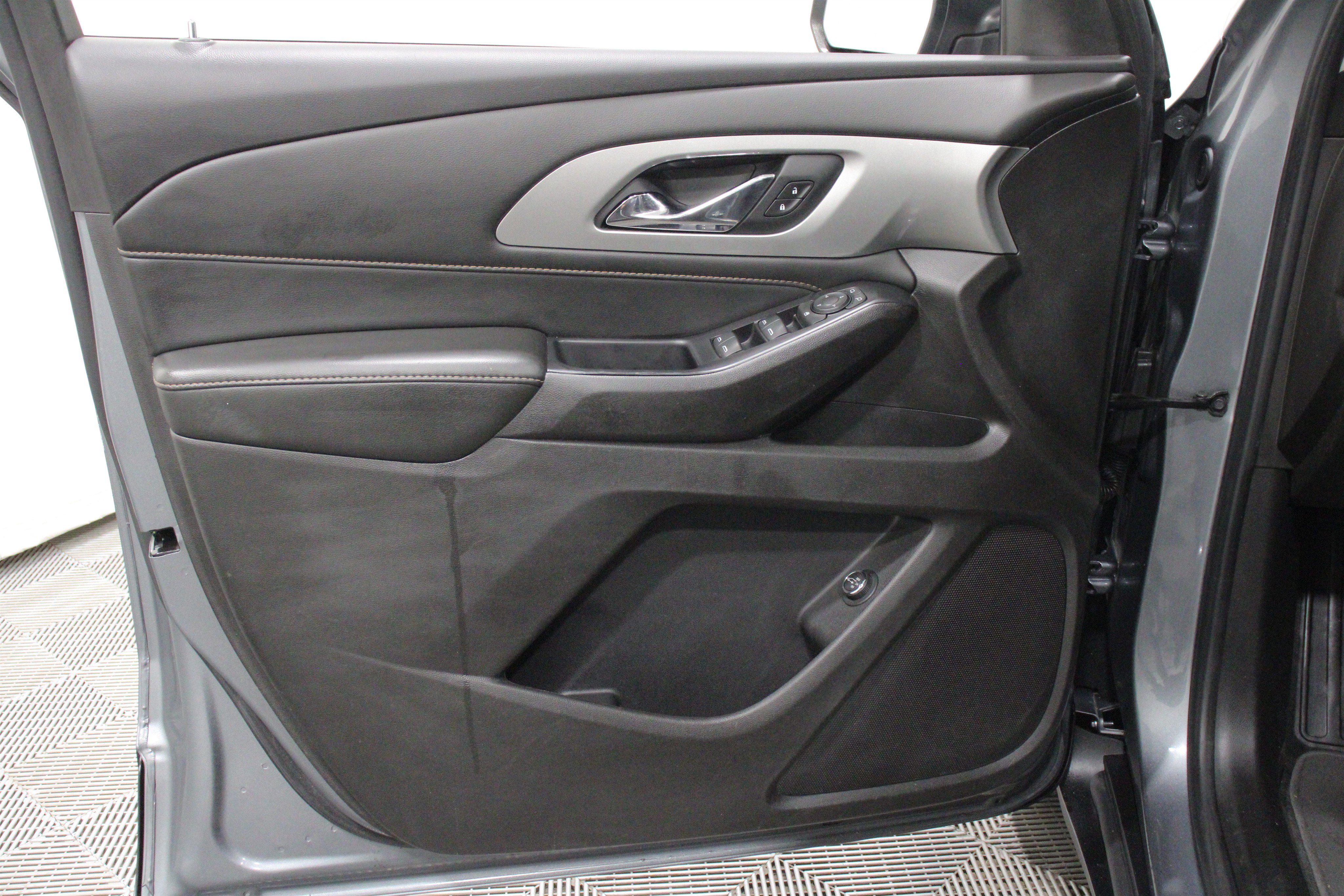 Used 2021 Chevrolet Traverse LT FWD image 6