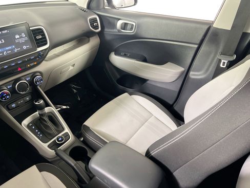Used 2023 Hyundai Venue SEL image 21