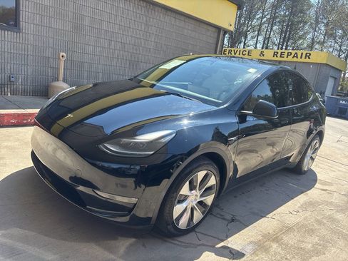 Used 2023 Tesla Model Y AWD image 2