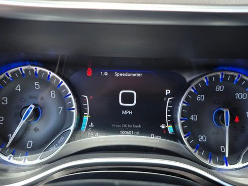 Used 2017 Chrysler Pacifica Limited FWD image 27